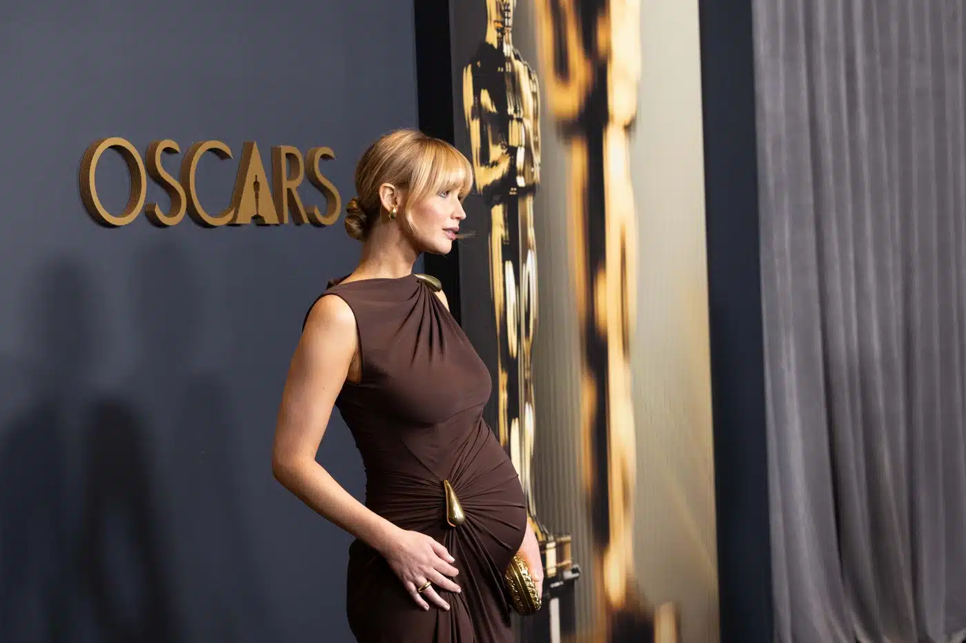 Jennifer Lawrence pokazala je trudnički trbuščić u prekrasnoj haljini do poda