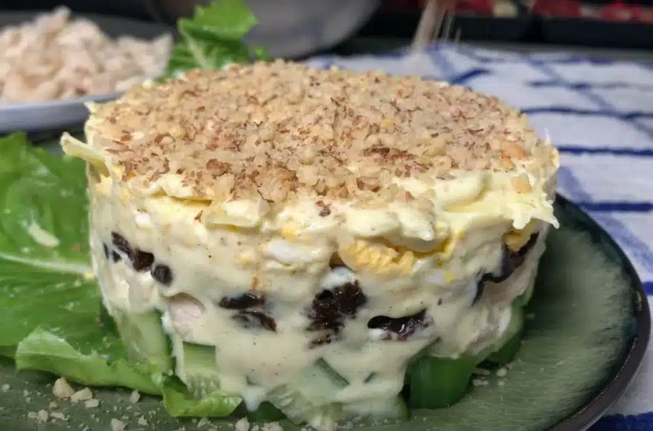 Pileća salata sa orasima i suvim šljivama