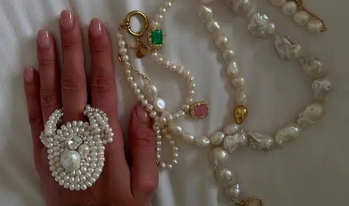 Bezvremenska elegancija: Biseri obilježavaju i ovu sezonu