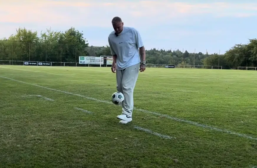 (VIDEO) NEVJEROVATNA PRIČA NJEMAČKOG FUDBALA Uspio da skine 50 kilograma kako bi postao uspješan fudbaler