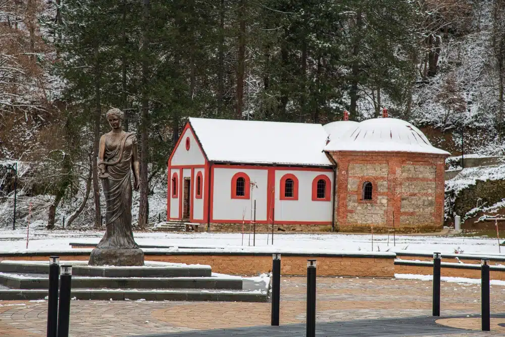 Banja na jugu zemlje u kojoj noćenje košta 2000 dinara ima savršene zatvorene bazene u koje ćete se odmah zaljubiti
