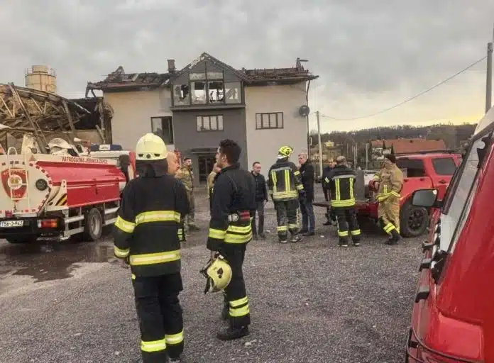 Požar pričinio velike štete tvrtki ‘SAGA’ iz Žepča u kojoj