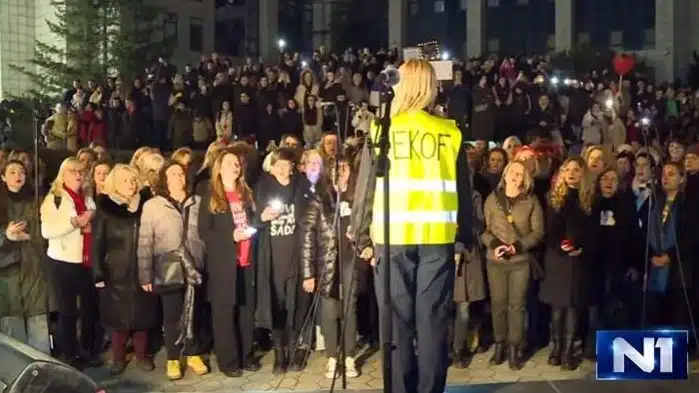Ovo je pjesma o kojoj danas svi pričaju, a o kojem se zbor pjevao u prosvjedu u Novom tužnom: Gotovo 40 godina, ali kao da je napisano