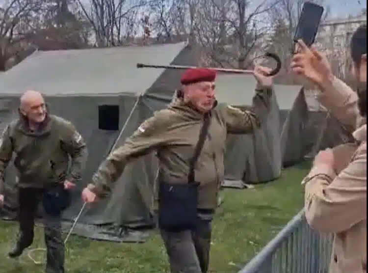Miloševićev “specijalac” udarao štapom građane, nedostaje još samo Legija