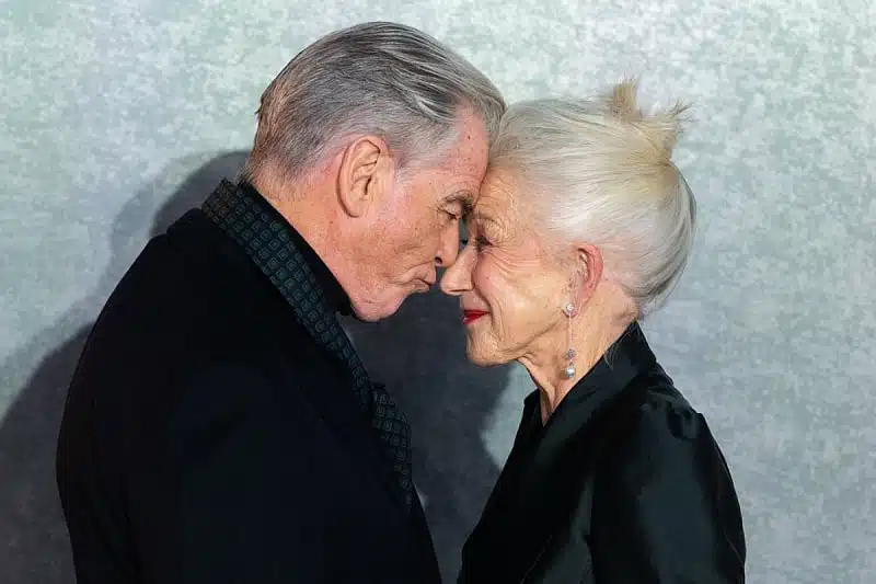 Pierce Brosnan i Helen Mirren pojavili se zajedno na premijeri serije “MobLand”, držali se za ruke