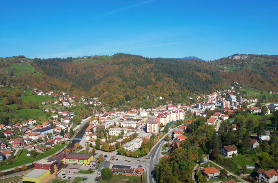 ŠTEDE NA OSJETLJIVIM KATEGORIJAMA U Olovu smanjuju naknade porodiljama, a sebi povećavaju plate