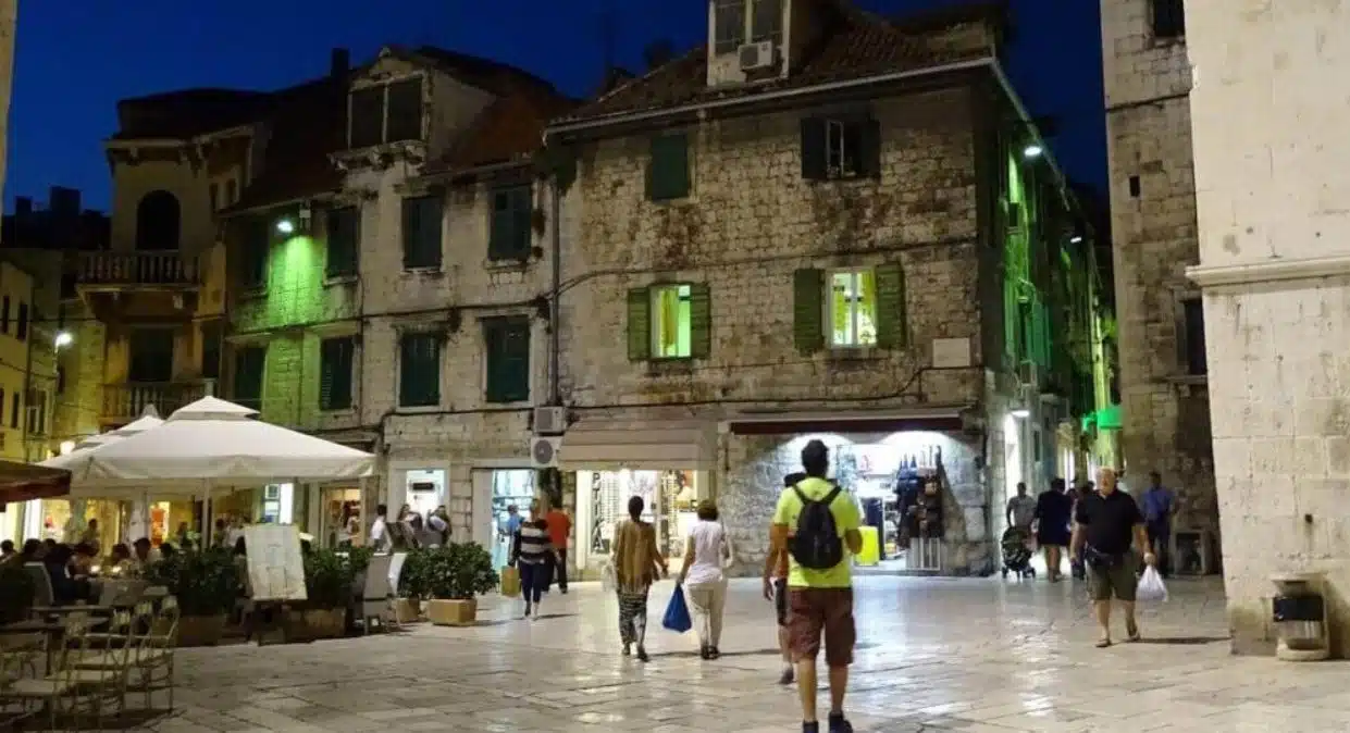 Fotografija iz Splita posjetila je cijelu regiju i učinila druge dijelove bivše Jugoslavije kako bi pohvalila svoju podršku prosvjedima u Srbiji