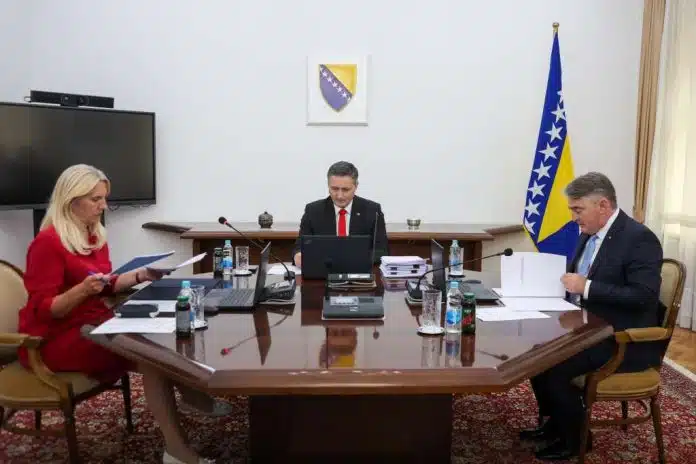 Komšić i Bećirović zvanično zatražili da EUFOR hapsi Dodika, Cvijanović