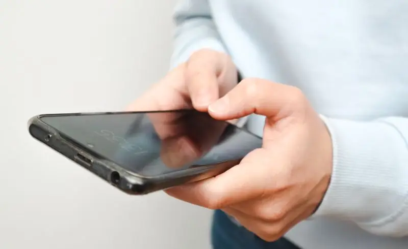 mobitel u ruci