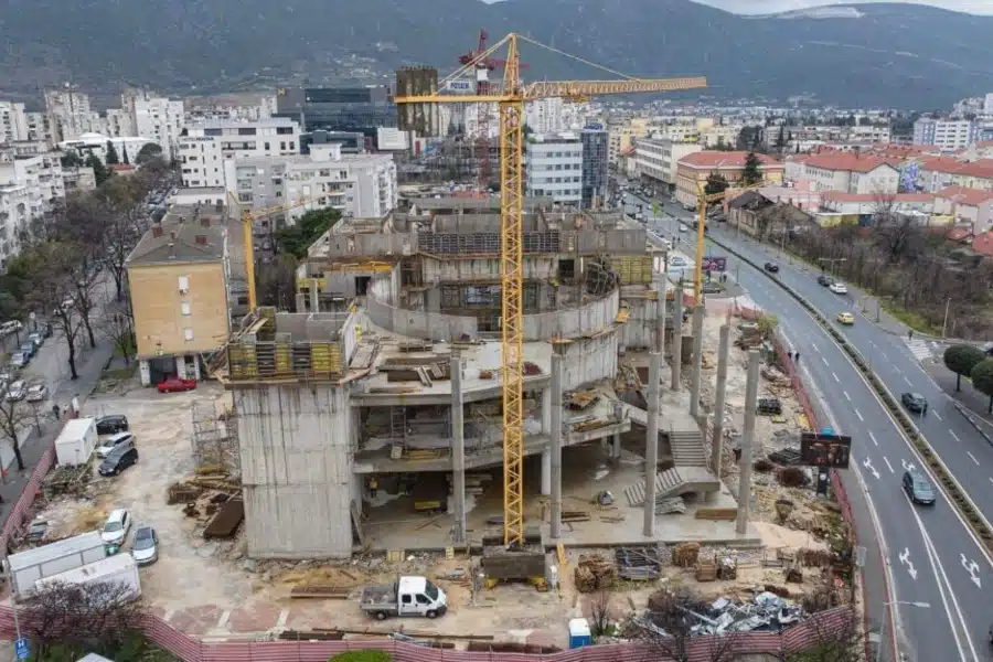 U MOSTARU KAO NA DIVLJEM ZAPADU: Nelegalna gradnja HNK ulazi u treću fazu, potpisani novi ugovori