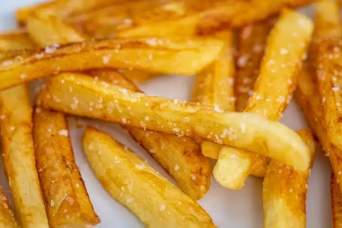 Savršeni domaći pomfrit koji izgleda iz restorana