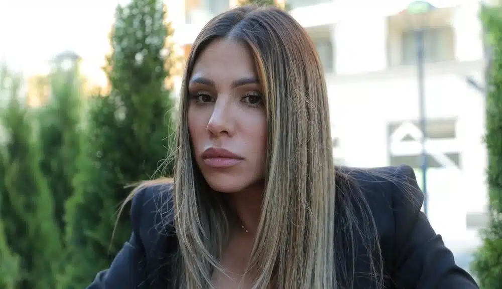 Sandra Afrika progovorila o bolnom odnosu s ocem: “Ošišao me je na ćelavo, pa prevario za novac!”
