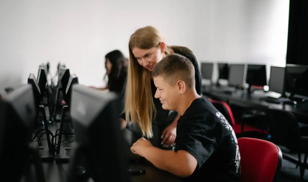 Preko 250 mladih u BiH steklo prve IT vještine kroz besplatnu ljetnu školu CoderDojo 2025 – Poslovne novine