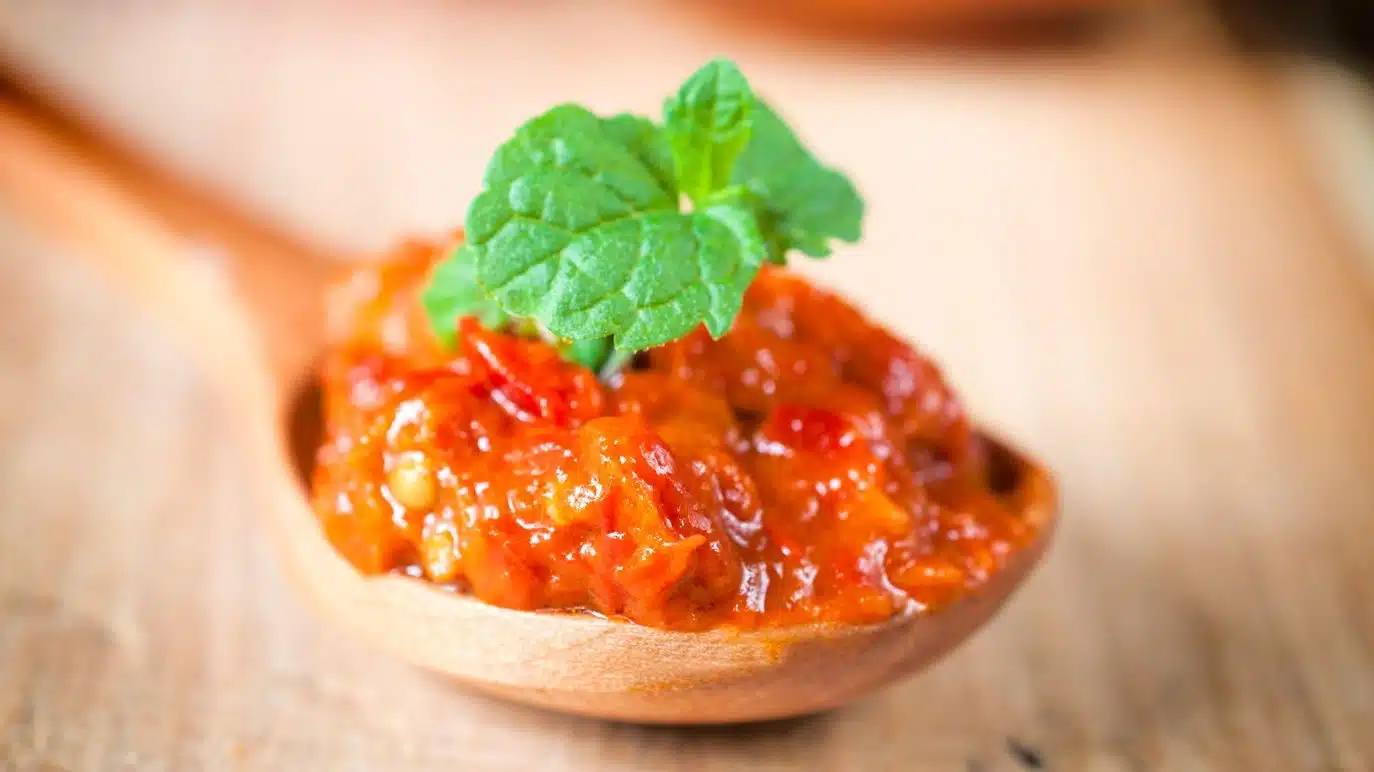 Tradicionalni makedonski Pindjur – recept za domaće Namaz izrađen od pečenih paprika i patlidžana