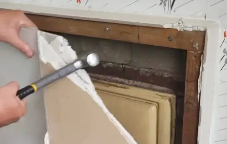 (Video) Ovo nije očekivalo da će vlasnici obnoviti kuću, a ono što su pronašli iza zida bilo je pravo iznenađenje
