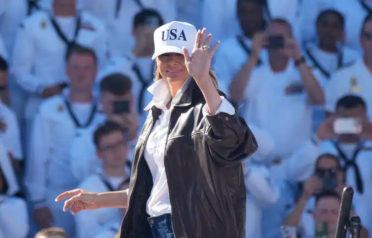 Nova Melania? Prva dama u stilu “Top Guna” zbunila i oduševila fanove