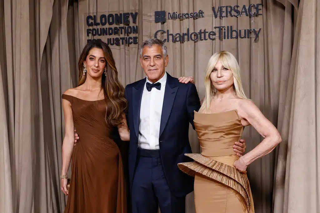 Clooneyjevi pod svjetlima, Versace iza riječi pohvale