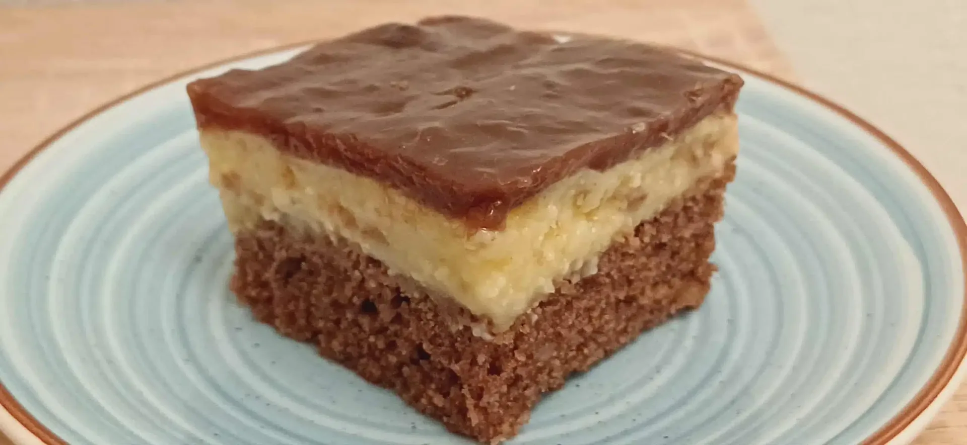 Torta koja je sve iznenadila: Sočan biskvit s orasima, kremom od vanilije i sjajnom glazurom od pekmeza!