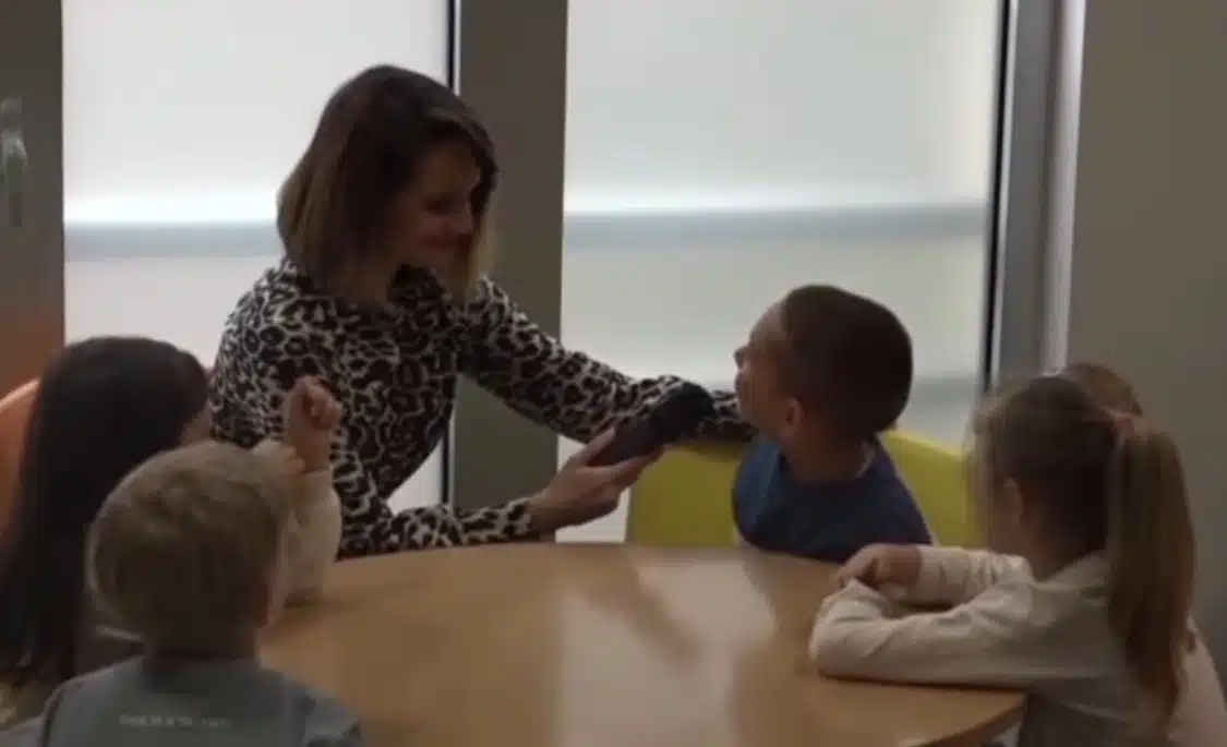 (VIDEO) Šestogodišnji šarmer iz Mostara osvojio je simpatije ružom i prstenom