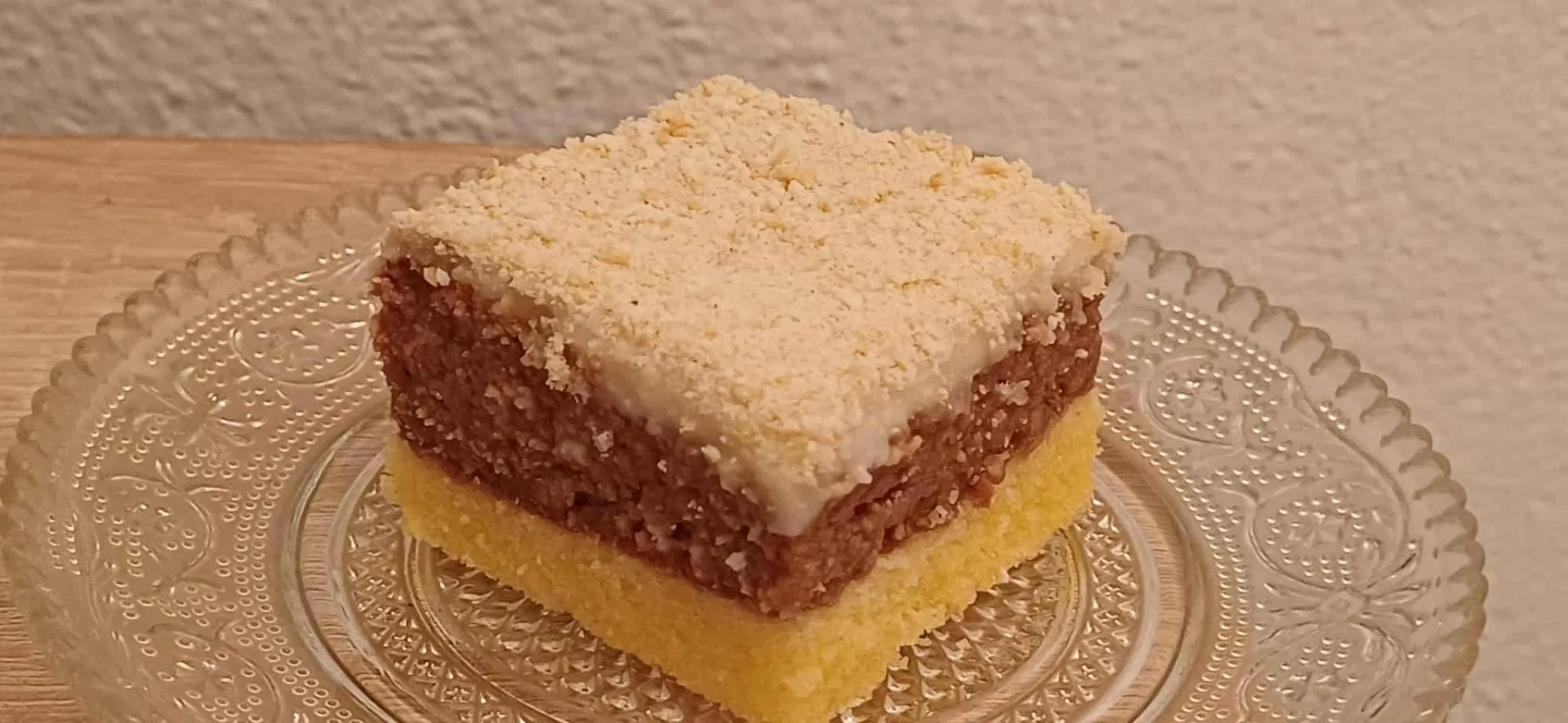 Najbrža torta koja se može odmah rezati – bez kreme, bez čekanja, a topi se u ustima!