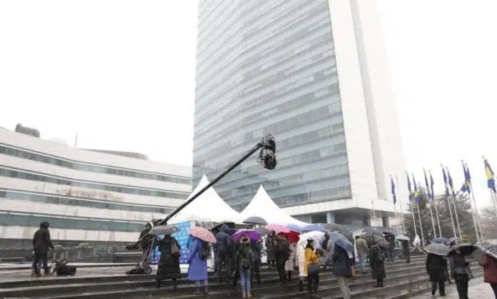 Protest radnika BHRT-a ispred Parlamenta BiH – Gašenje javnog servisa