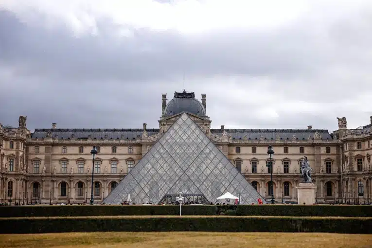 Istraga otkrila kritične propuste: Kako su pljačkaši u 30 sekundi opljačkali Louvre