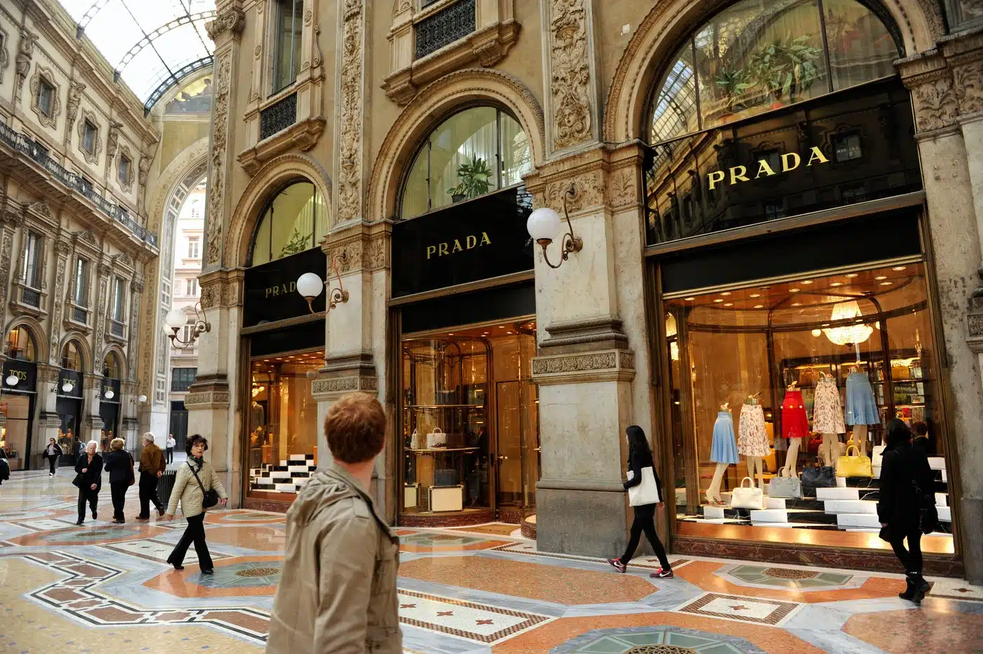 Prada preuzima Versace: Ugovor vrijedan 1,25 milijardi eura koji mijenja svijet mode