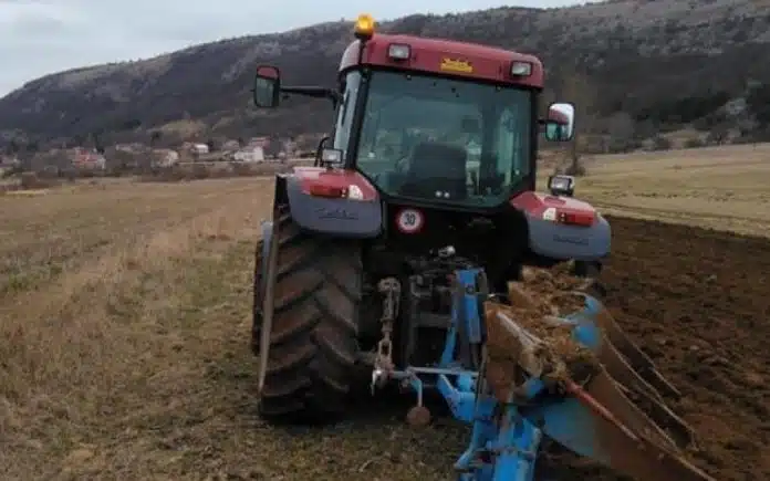 Dijete vozilo automobil i traktor: Sud osudio oca zbog povrede