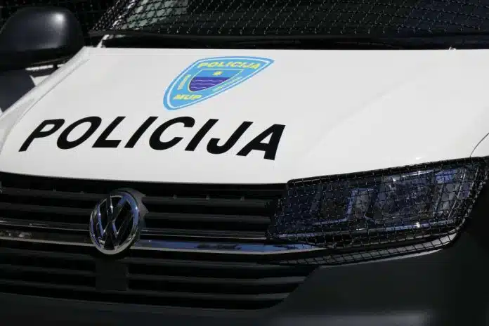 Nepoznati napadač palicom napao dvije osobe na Španskom trgu u