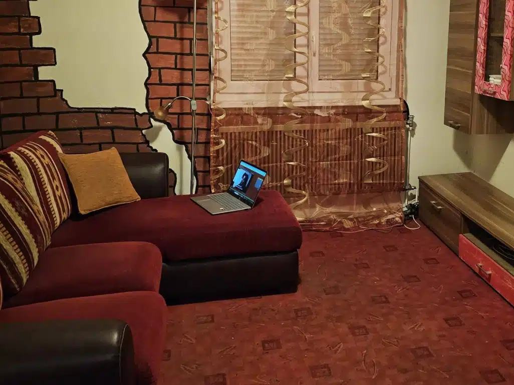 Ova reklama za stan postala je hit: Svi pričaju o dnevnoj sobi i televizoru