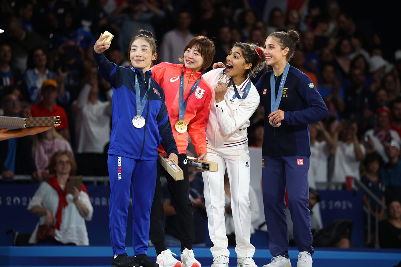 6 Victory Selfie in Paris