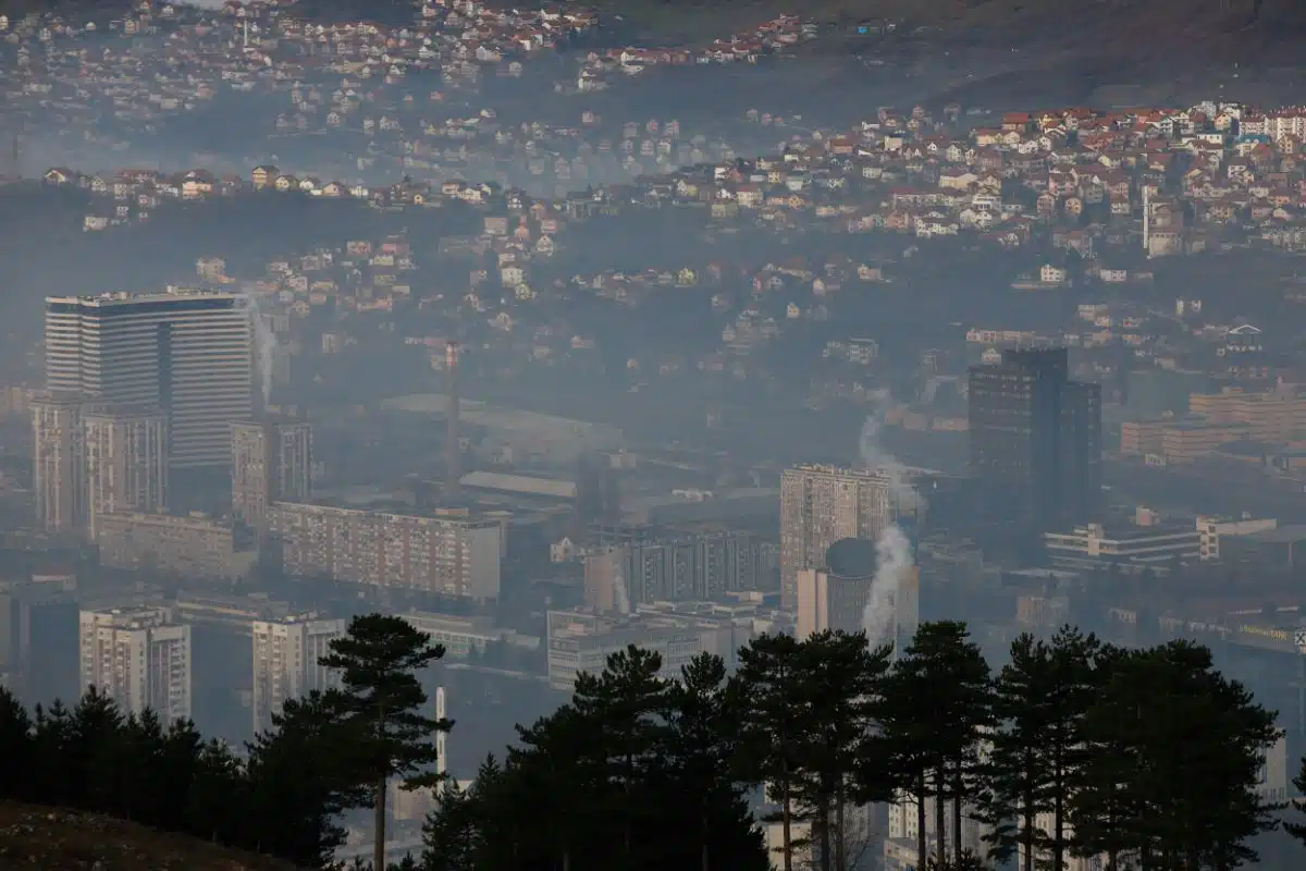 Zbog zagađenja zraka: U KS proglašena uzbuna u pet sarajevskih općina, na snazi restriktivne mjere