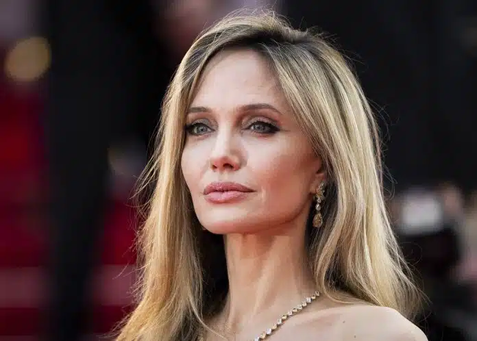 Angelina Jolie u “goloj” haljini ukrala sve poglede u Parizu: