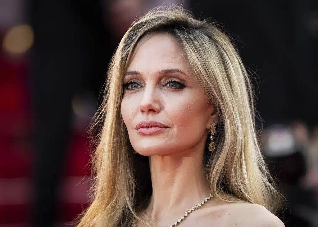 Angelina Jolie u “goloj” haljini ukrala sve poglede u Parizu: Smjelo izdanje o kojem svi pričaju