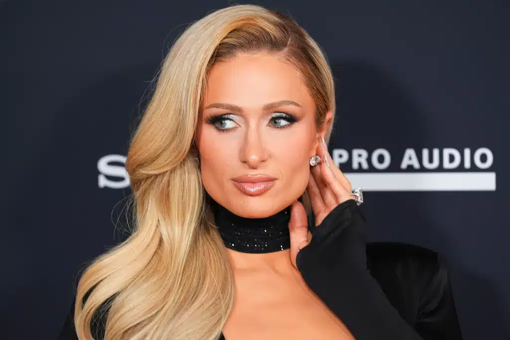 Blještavilo i ljubav: Paris Hilton zablistala na crvenom tepihu Grammyja
