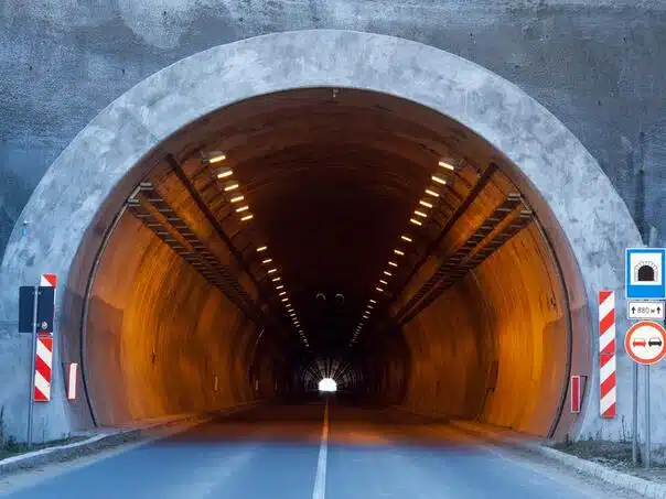 Nesreća u tunelu Karaula, saobraćaj otežan