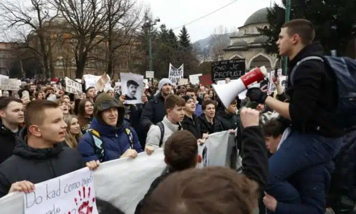 Završen protest u Sarajevu – Istaknuta četiri zahtjeva, sutra novi
