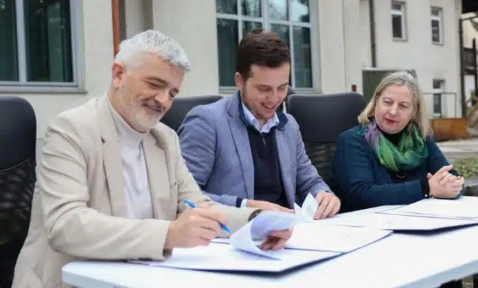 Premijer Uk i načelnik Mandić potpisali ugovor: Uspostavljen Centar za