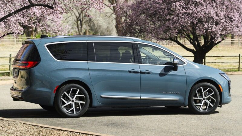 Chrysler Pacifica 2027
