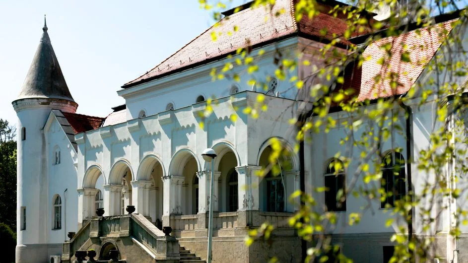 Ako ne želite da dimite uz roštilj: Prvomajski krug kroz dvorce Dunđerskih, oko 120 km od Beograda