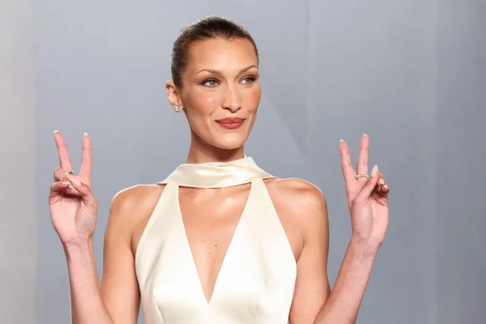 Bijela satenska suknja koja je bila hit devedesetih ponovno je