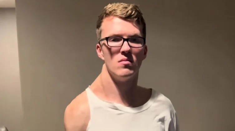 Već mjesecima trenira samo jedan biceps i sada izgleda jako čudno