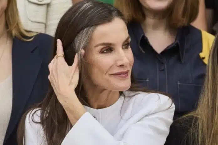 Besprijekorno izdanje: Kraljica Letizia pokazala sijede pramenove i održala lekciju