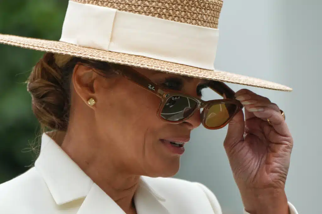 Cijeli svijet priča o naočalama Melanije Trump: “Pametne naočale” su tehnološko čudo, a evo koliko koštaju