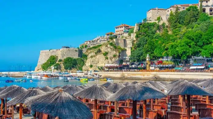 Crna Gora uvodi kazne za šetnju u kupaćem kostimu izvan