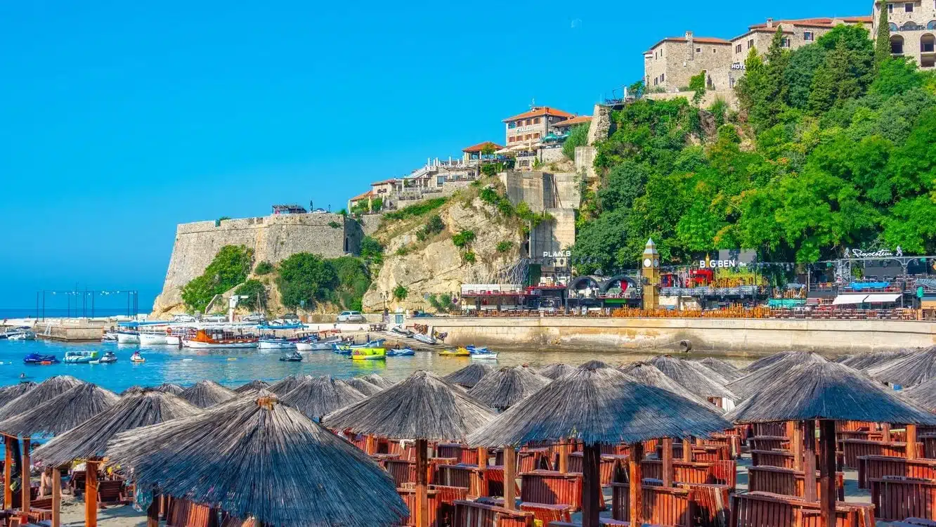 Crna Gora uvodi kazne za šetnju u kupaćem kostimu izvan plaže: Evo koliko bi vas to moglo koštati