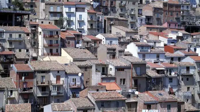 Australski par kupio je kuću na Siciliji za samo jedan