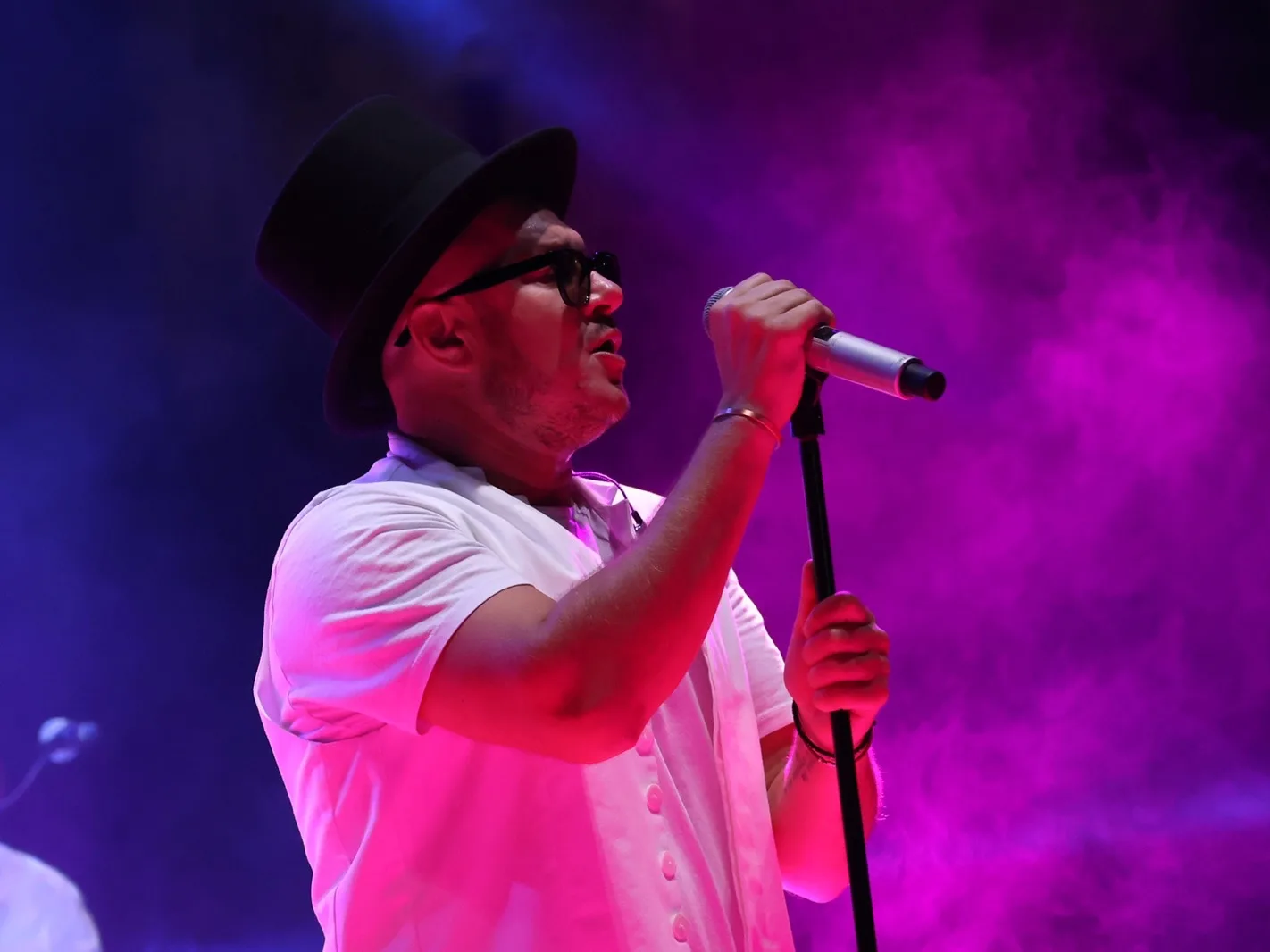 Spektakl ispod Starog mosta: Tropico Band oduševio Mostarce, publika u transu