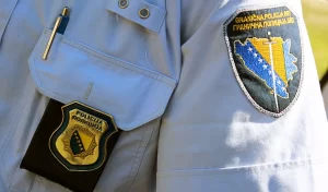 Službena uniforma granične policije sa logom i amblemom na prsima