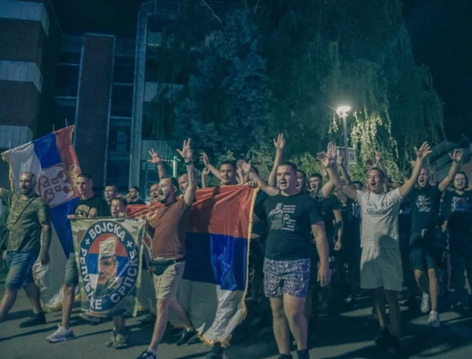 Sramotne scene u Zvorniku: Više stotina ljudi palilo svijeće i skandiralo “Ratko Mladić”